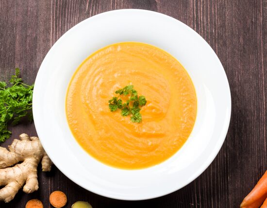 BURKĀNU KRĒMZUPA AR KOKOSRIEKSTU PIENU UN INGVERU (VEG.)